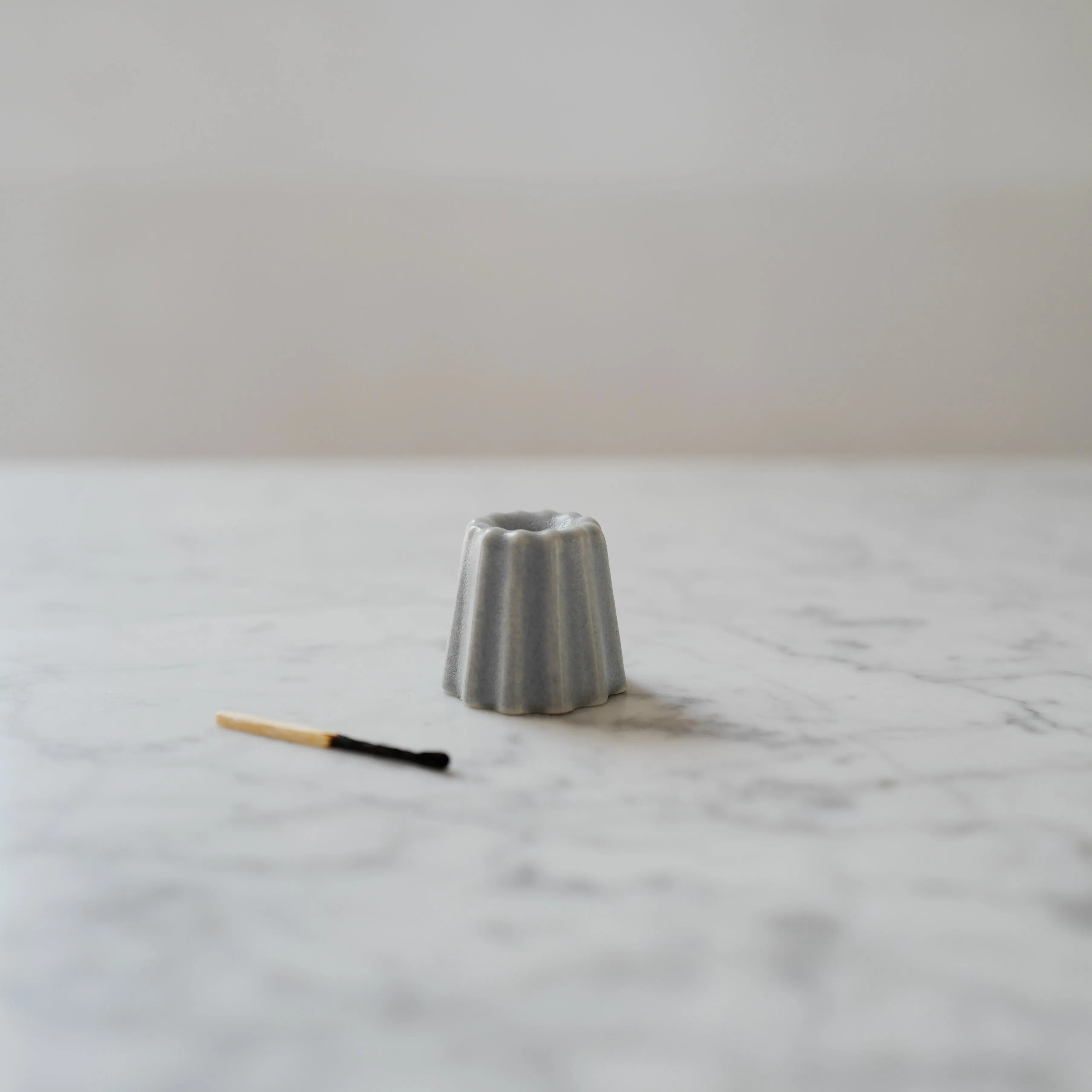 CANNELE PORCELAIN CANDLE HOLDER - MATTE GREY